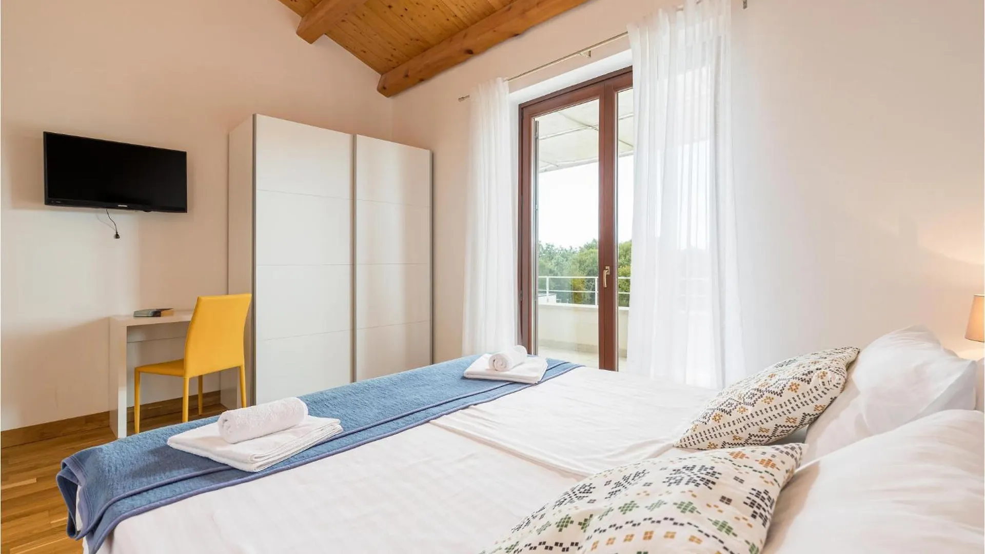Holiday home 4 Bedroom Nice Home In Stokovci