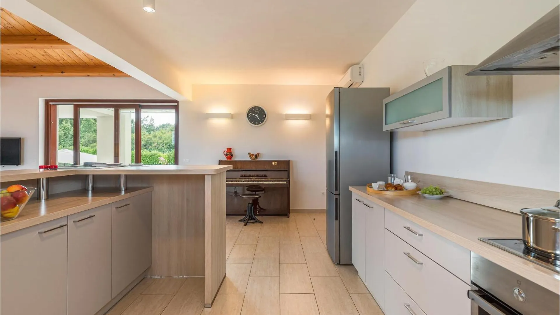4 Bedroom Nice Home In Stokovci