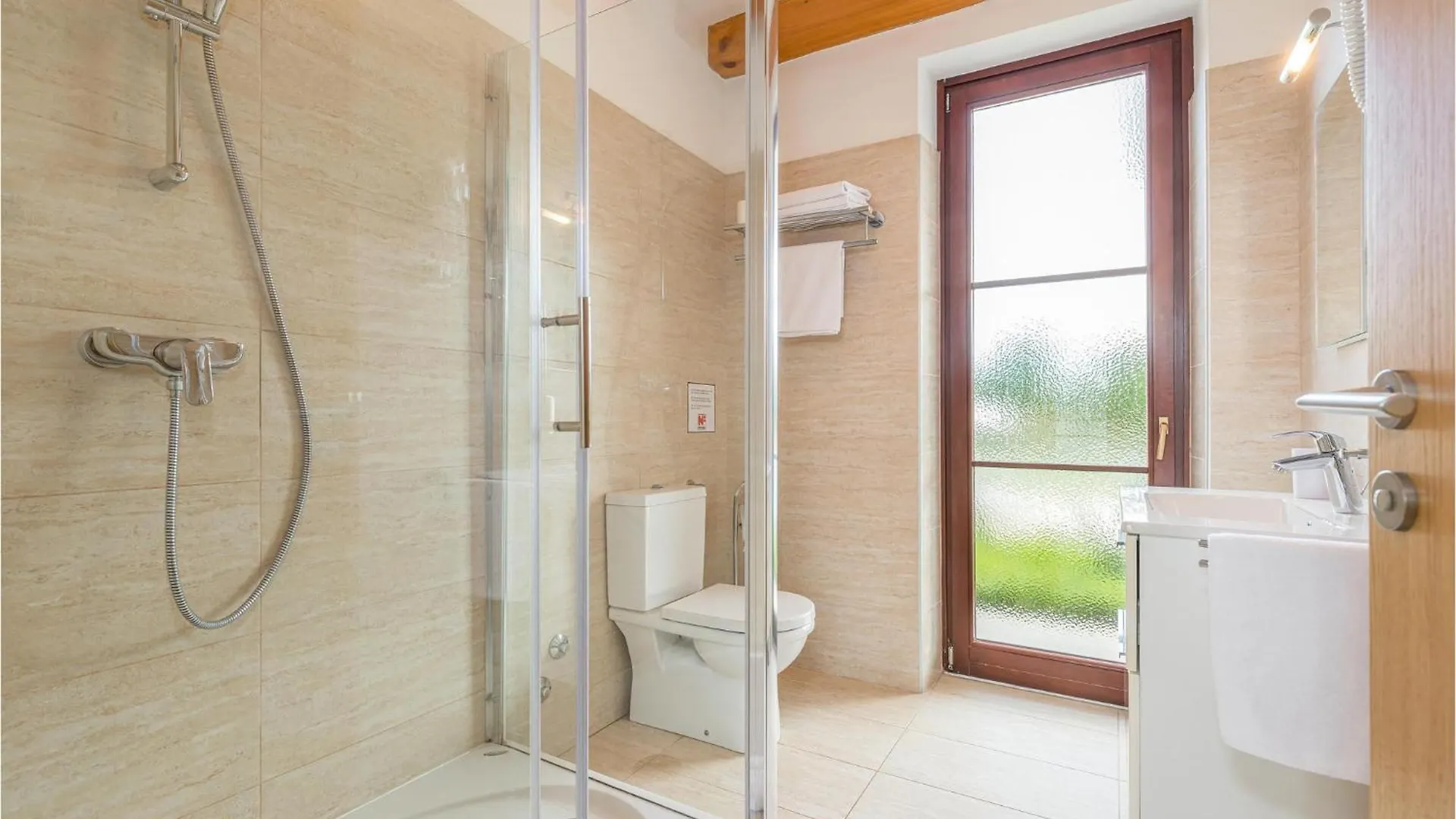 4 Bedroom Nice Home In Stokovci 0*,